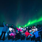 Il nostro gruppo sotto l'aurora boreale in Norvegia durante un nostro viaggio